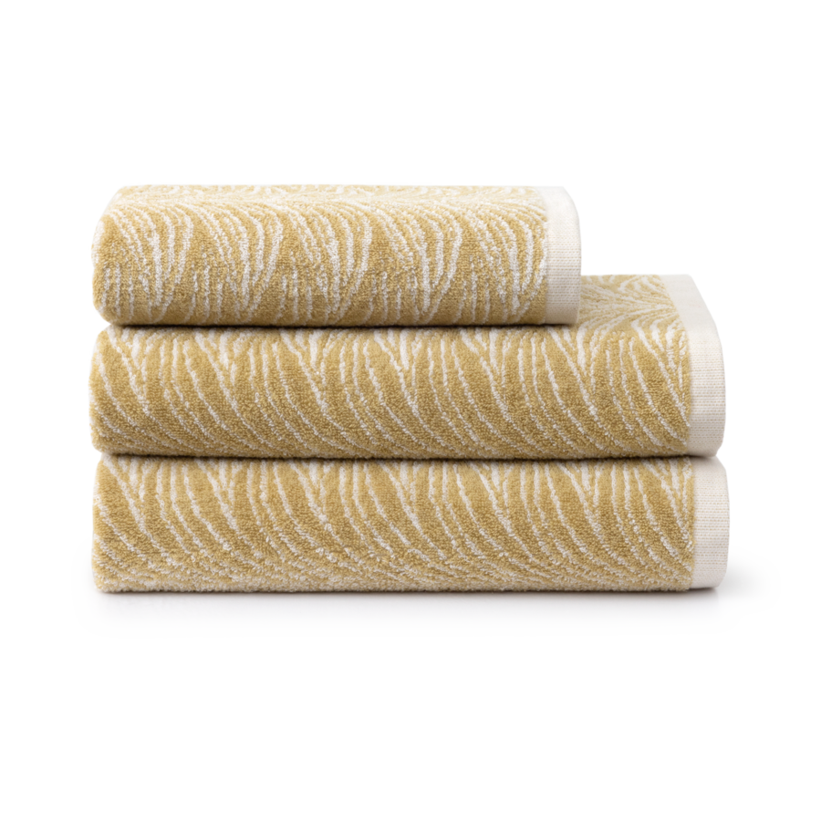 Trois serviettes jaunes et blanches à rayures, pliées et soigneusement empilées.