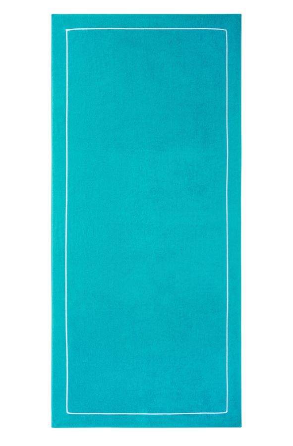 Une serviette de plage rectangulaire de couleur turquoise avec un fin liseré blanc.