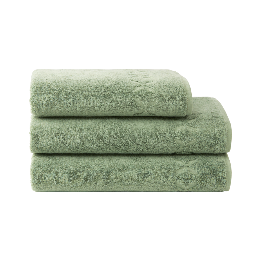 Trois serviettes vertes empilées.
