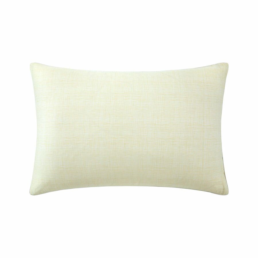 Un oreiller blanc est posé sur une surface blanche.