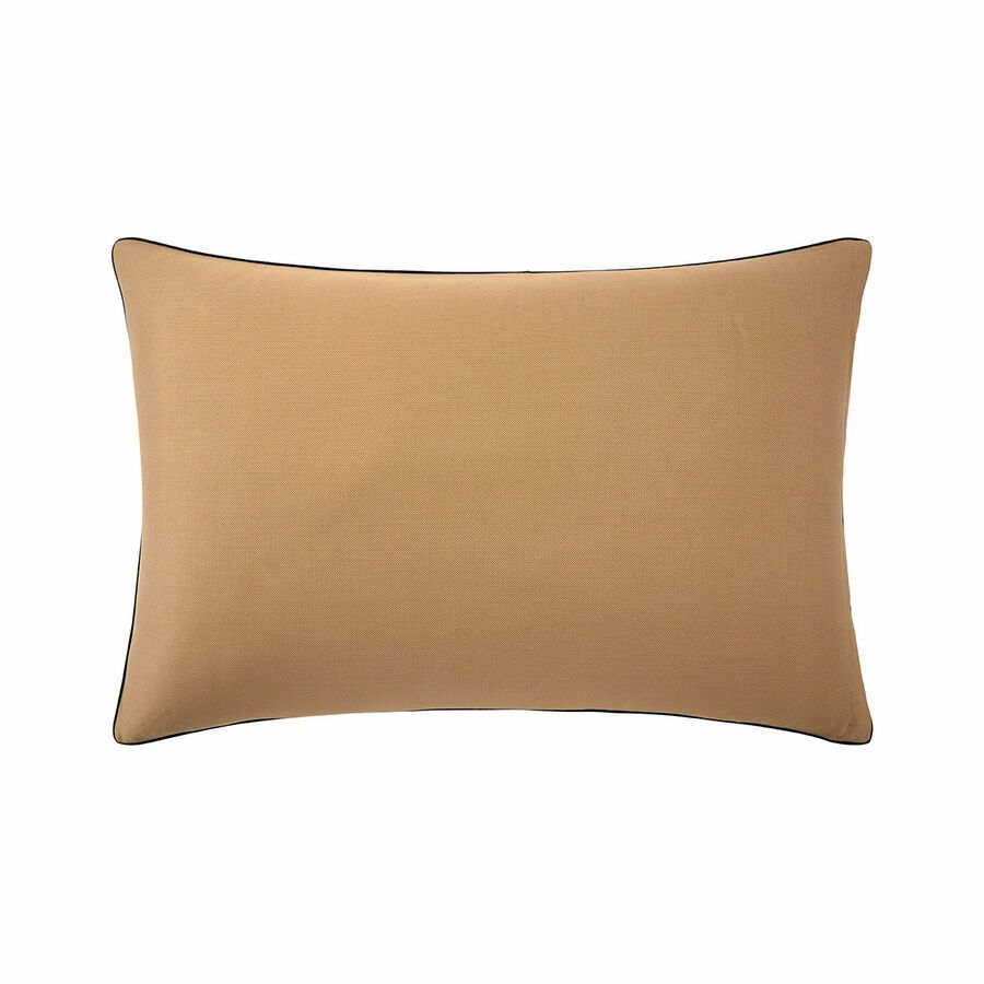 Un coussin marron avec une bordure noire sur fond blanc.