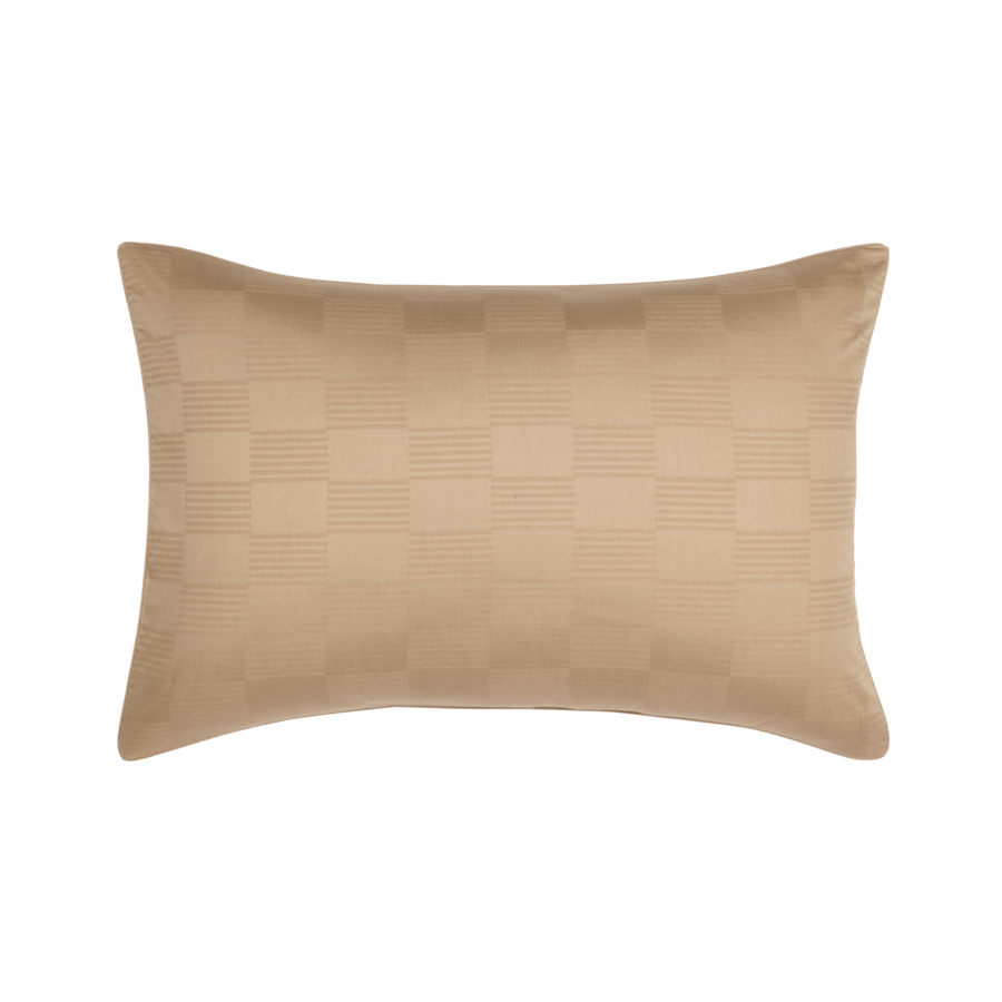 Un oreiller marron avec un motif à carreaux sur fond blanc.