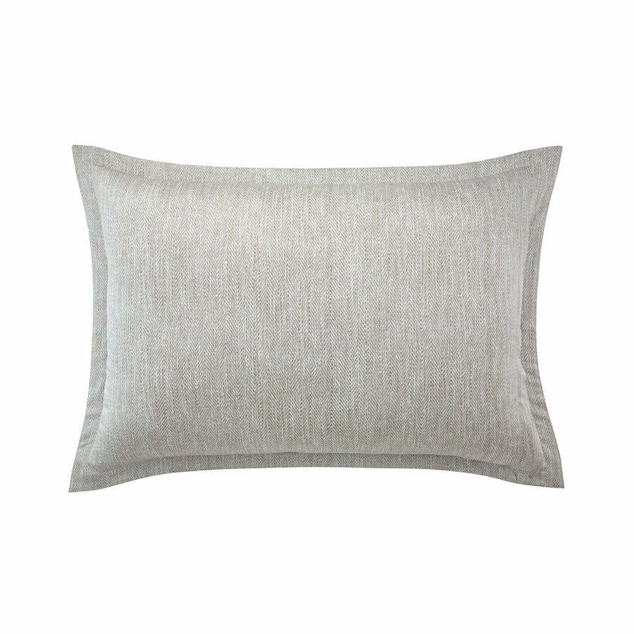 Un coussin gris avec une bordure blanche sur fond blanc.