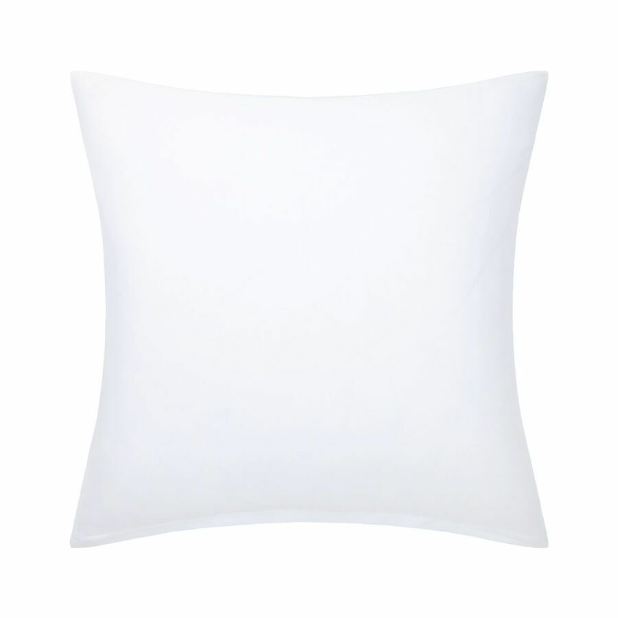 Un coussin carré blanc sur fond blanc.