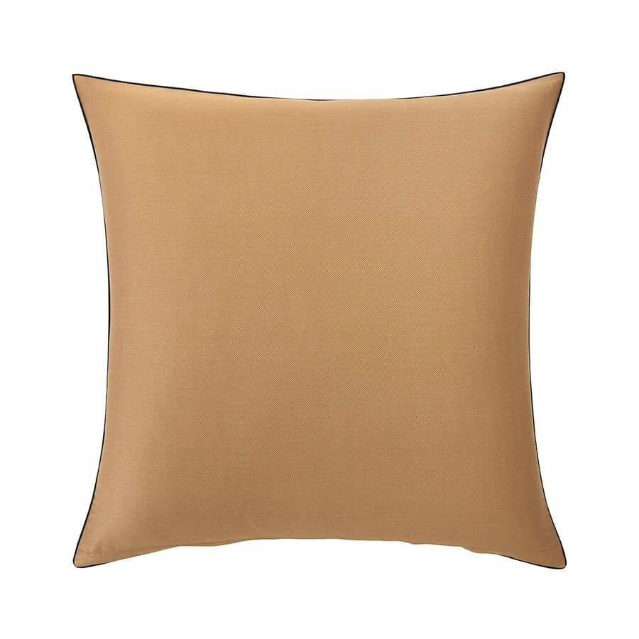 Un coussin marron avec une bordure noire sur fond blanc.