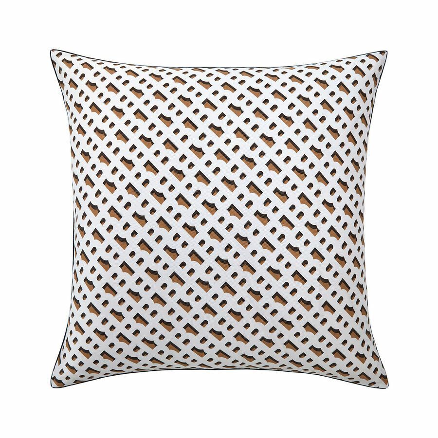 Un oreiller blanc avec des points marron dessus