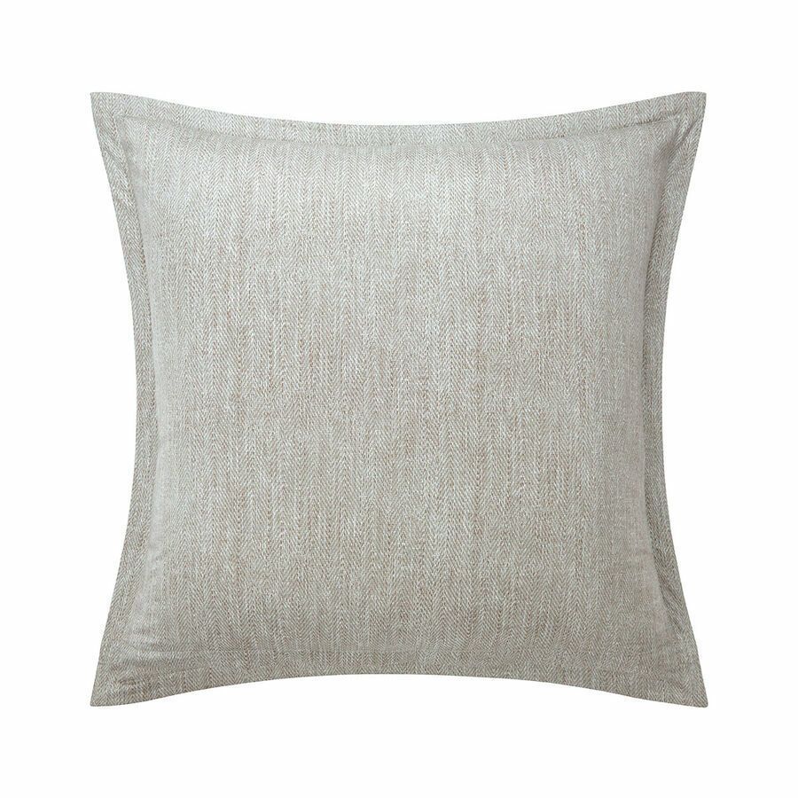 Un coussin gris avec une bordure blanche sur fond blanc.