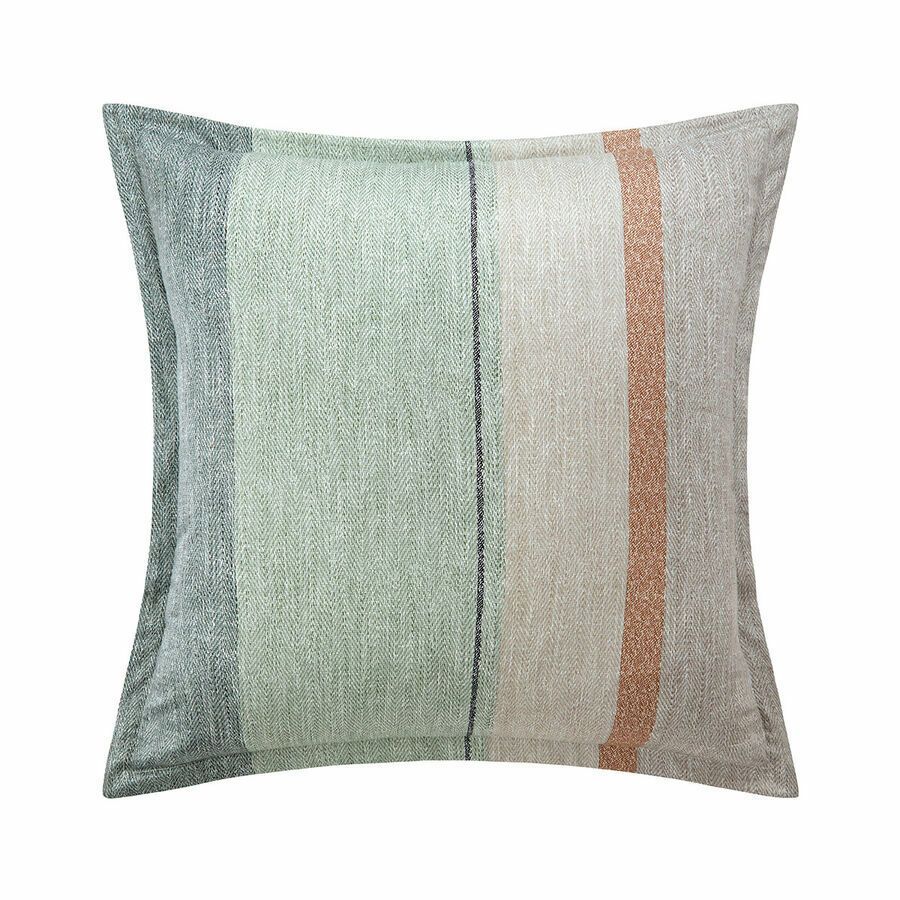 Un oreiller avec un motif rayé dessus est sur un fond blanc.