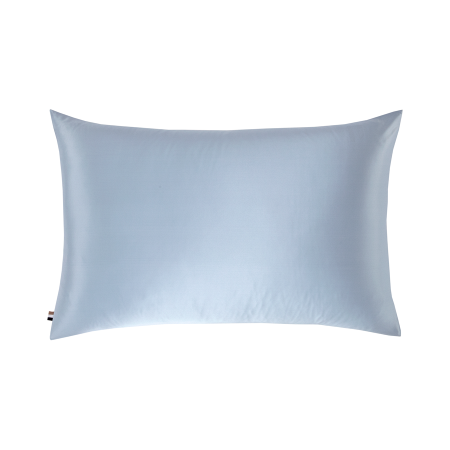 Un coussin bleu clair sur fond blanc.