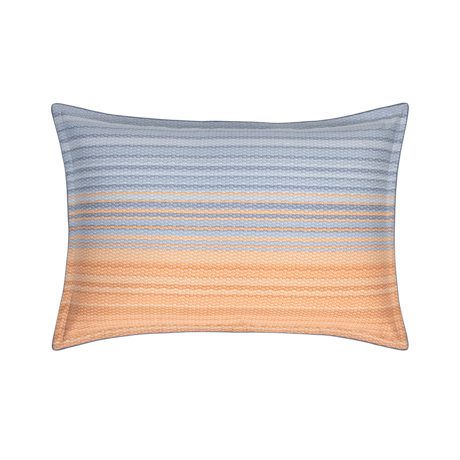 Un coussin rayé bleu et orange sur fond blanc.