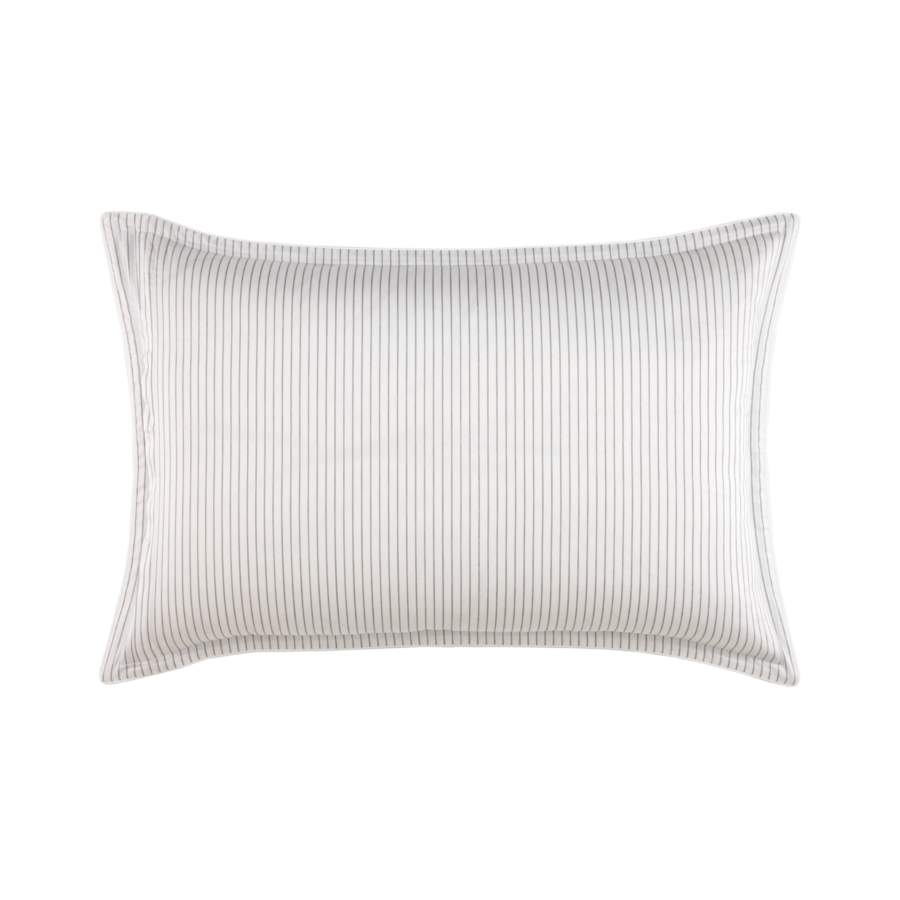 Un coussin rectangulaire blanc orné d'un subtil motif à fines rayures verticales gris clair et d'un bord ourlé et soigné.