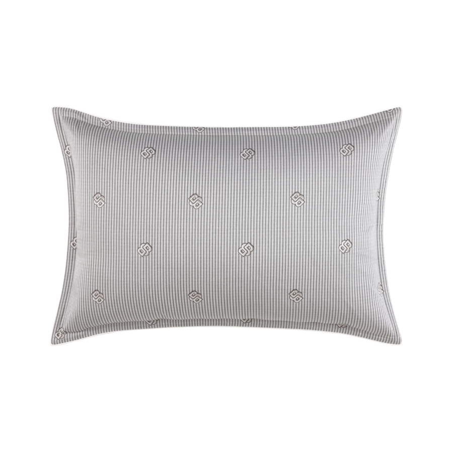 Une taie d'oreiller rectangulaire à fines rayures blanches et grises ornée de petits motifs circulaires brodés, dispersés les uns sur les autres.