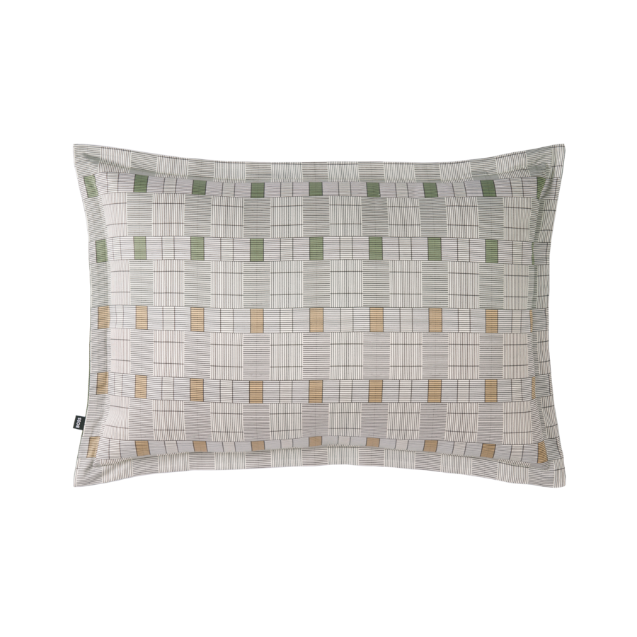 Un oreiller avec un motif dessus est sur un fond blanc.