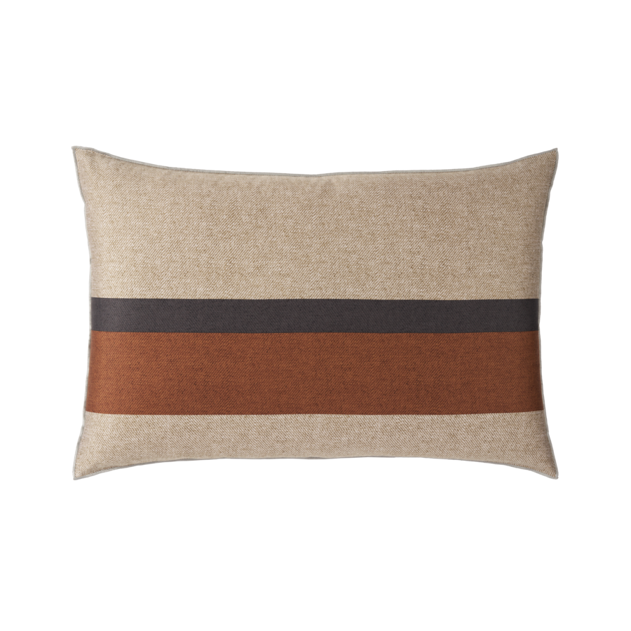 Un oreiller avec une rayure marron et noire dessus