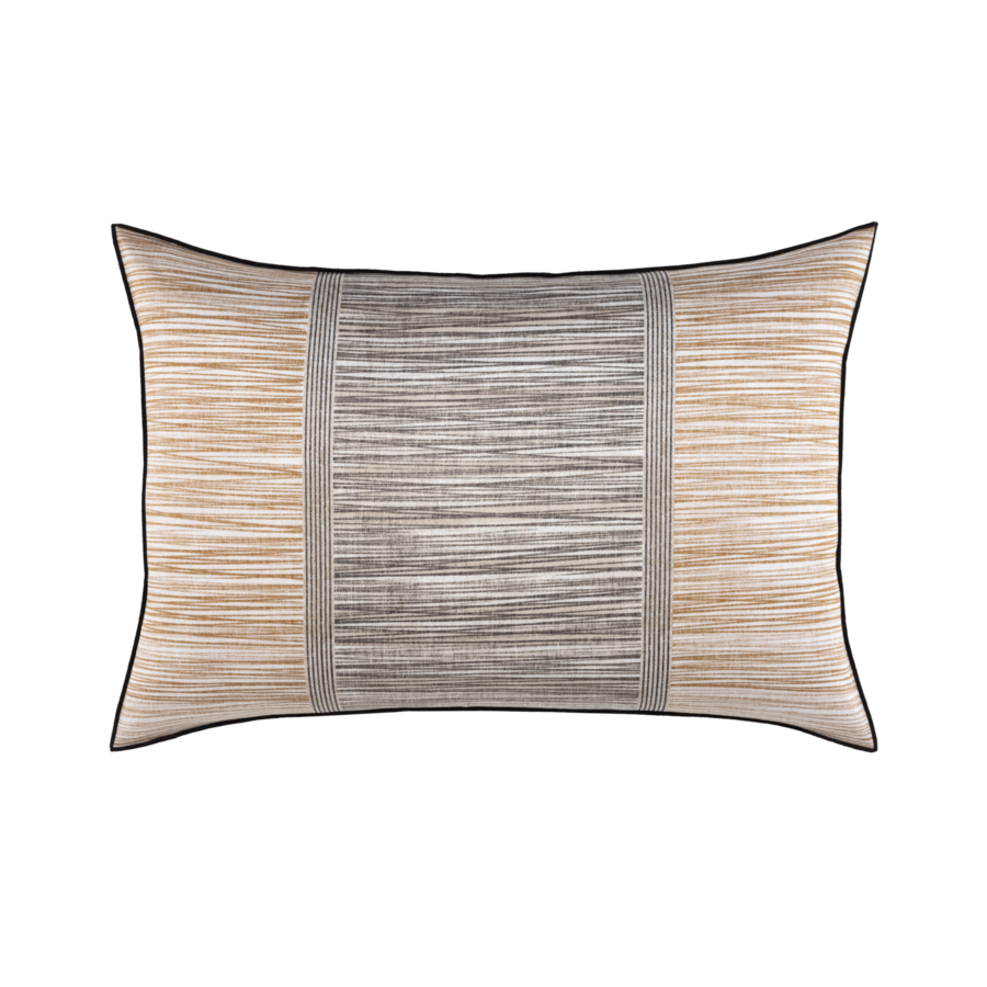 Un coussin marron et gris avec une bordure noire sur fond blanc.