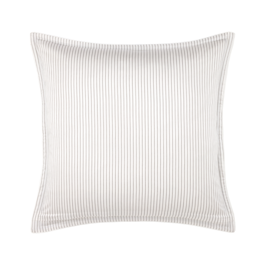 Un coussin décoratif carré, blanc cassé, orné de fines rayures verticales grises et d'un bord à volants.