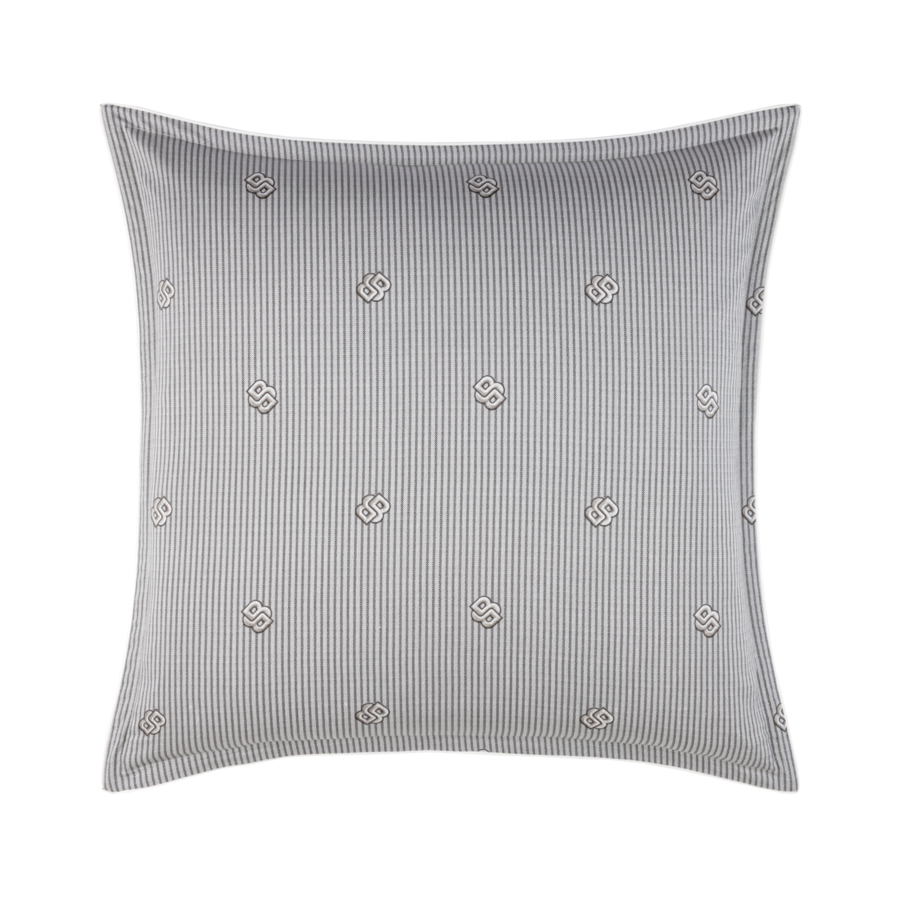 Un coussin carré gris à rayures verticales et petits motifs floraux brodés répétitifs.