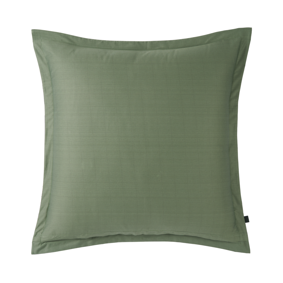 Un coussin rayé vert sur fond blanc.