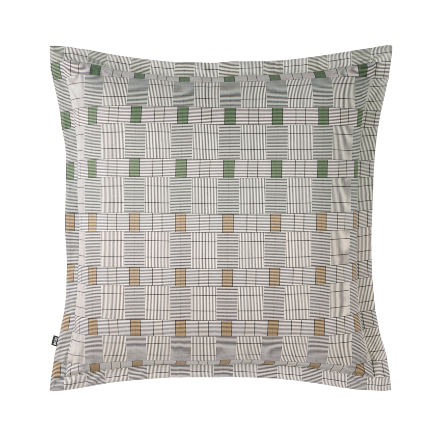 Un oreiller avec un motif dessus est sur un fond blanc.