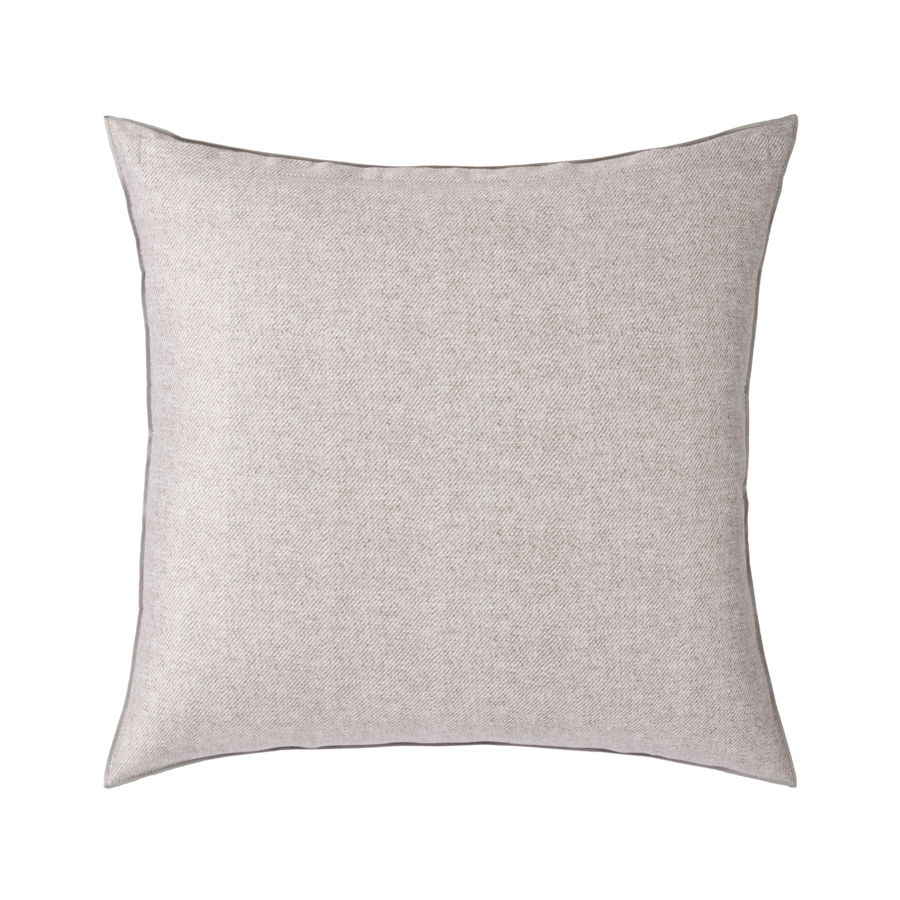 Un coussin carré blanc sur fond blanc