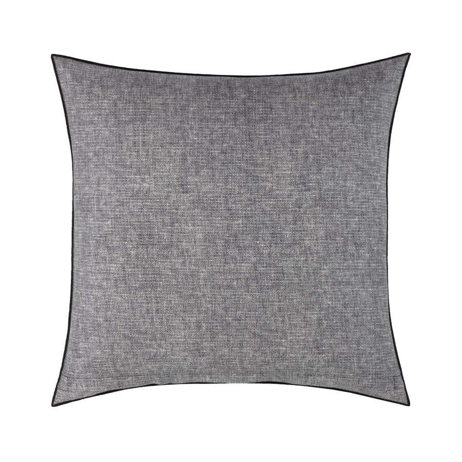 Un oreiller gris avec une bordure noire sur fond blanc.