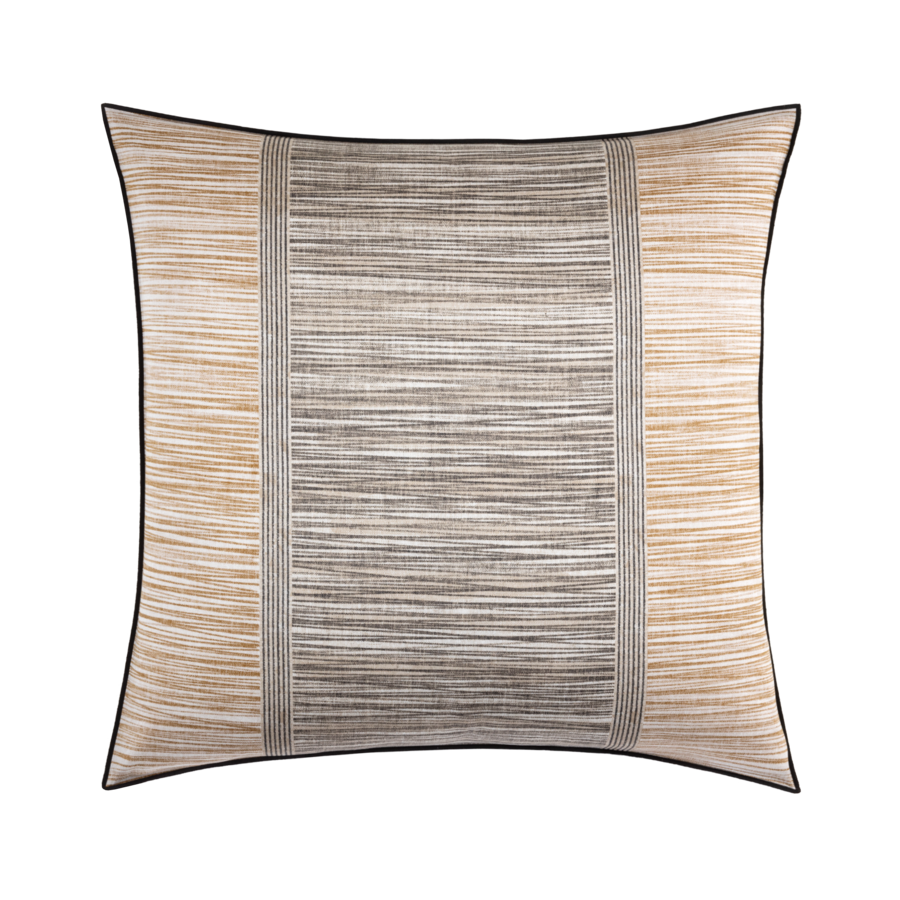 Un coussin carré avec un motif rayé sur un fond blanc.