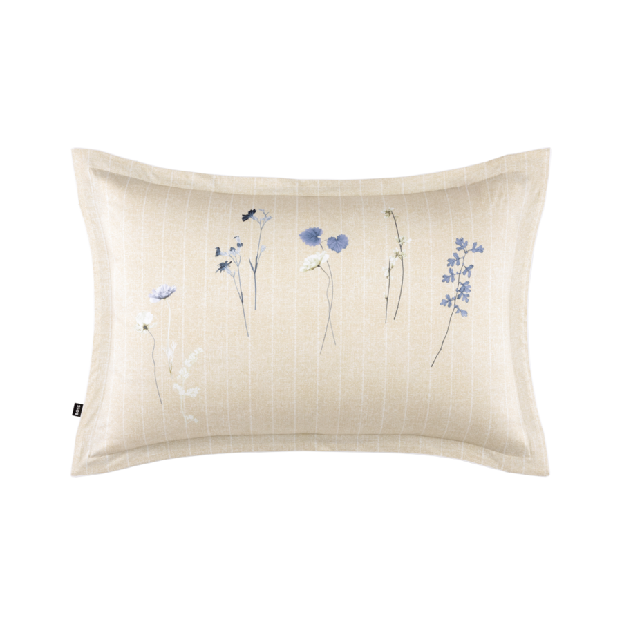 Une taie d'oreiller rectangulaire beige clair à fines rayures verticales et ornée d'une délicate broderie florale bleue au centre.