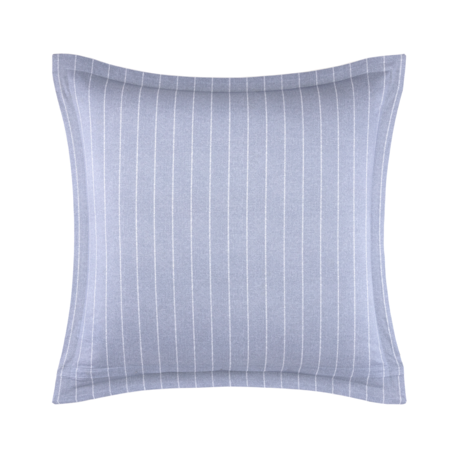 Un coussin décoratif carré bleu clair orné d'un subtil motif à fines rayures blanches et d'une bordure à volants soignée.