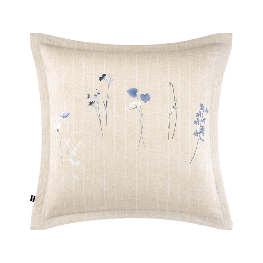 Un coussin carré en lin beige, orné d'un subtil motif à fines rayures blanches et d'un délicat imprimé de fleurs sauvages bleues.