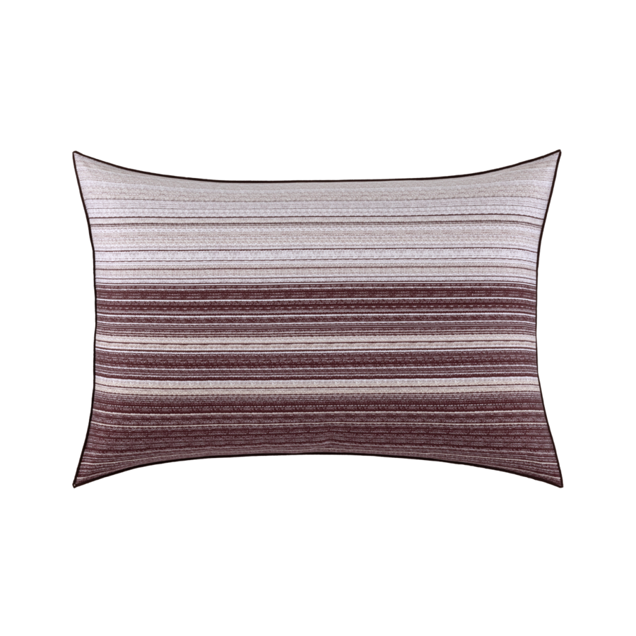 Un coussin décoratif rectangulaire à rayures horizontales dans les tons de brun, beige et crème.