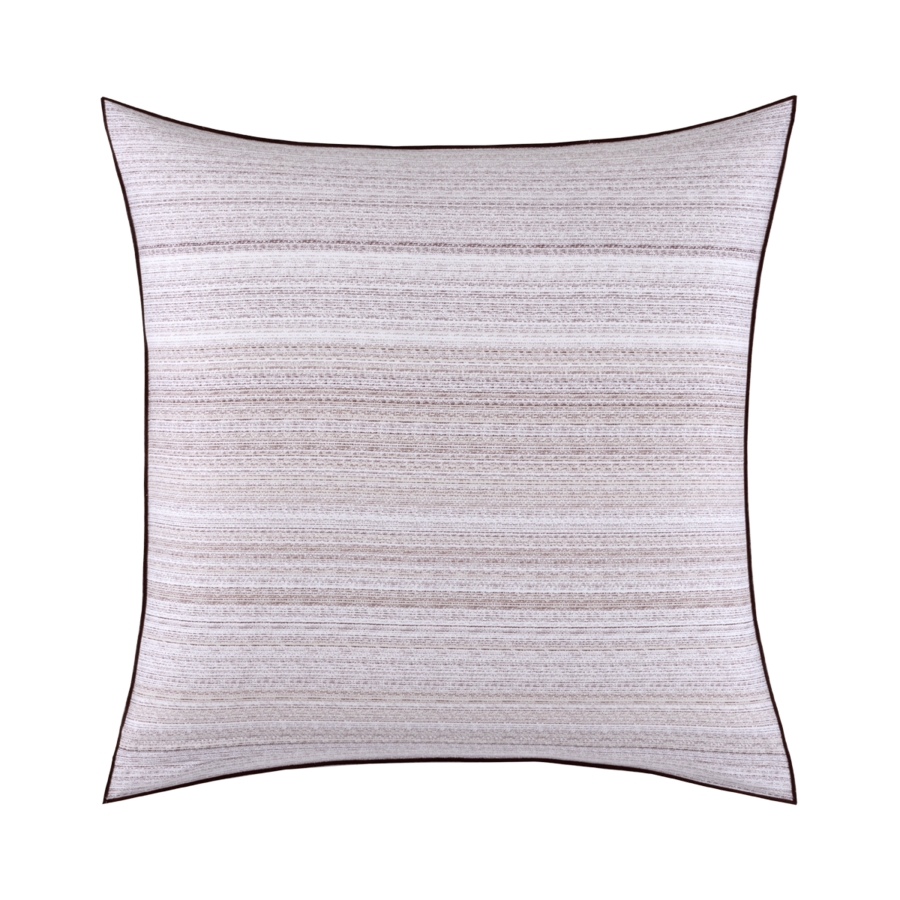 Un coussin carré décoratif avec un motif texturé horizontal gris clair et beige et une bordure marron foncé.