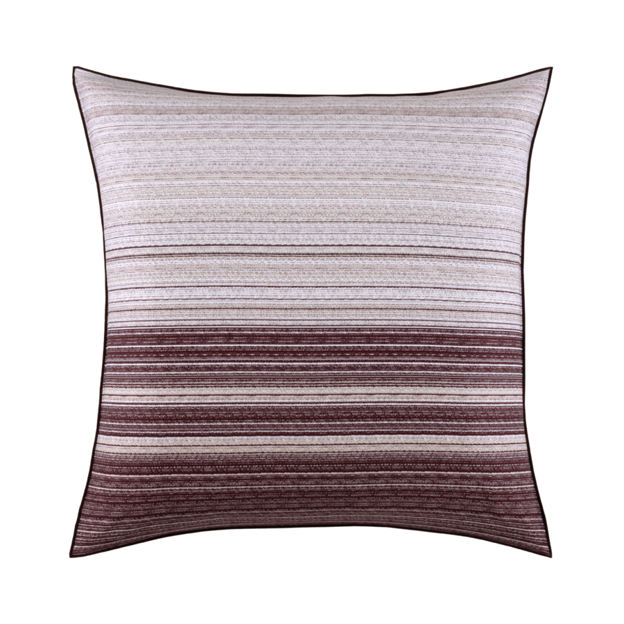 Coussin carré décoratif à motif ombré horizontal, passant du beige clair en haut au marron foncé en bas.