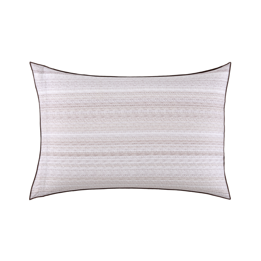 Une taie d'oreiller rectangulaire à rayures horizontales discrètes, beige clair et blanches, avec des bords passepoilés marron foncé.