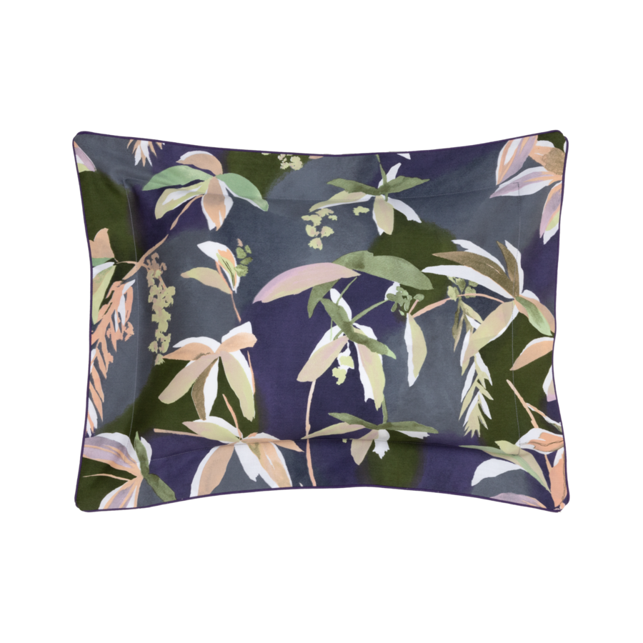 Coussin orné d'un motif floral aquarelle dans les tons vert olive, bleu et rose poudré.