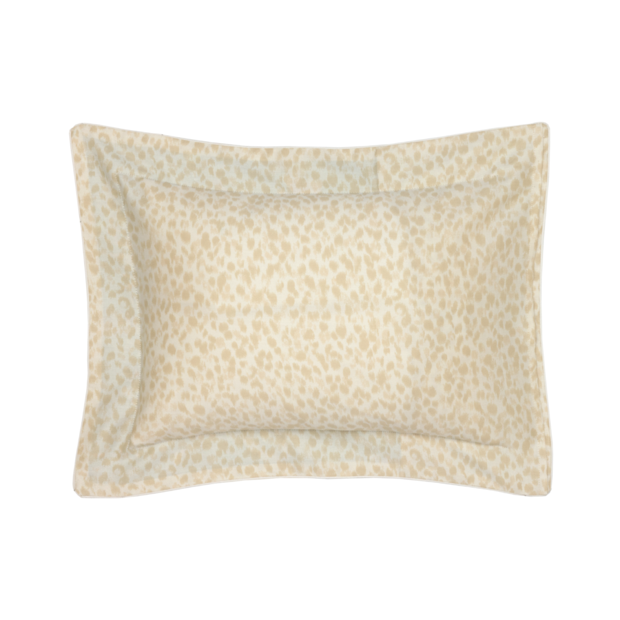 Coussin beige à imprimé léopard avec bordure.