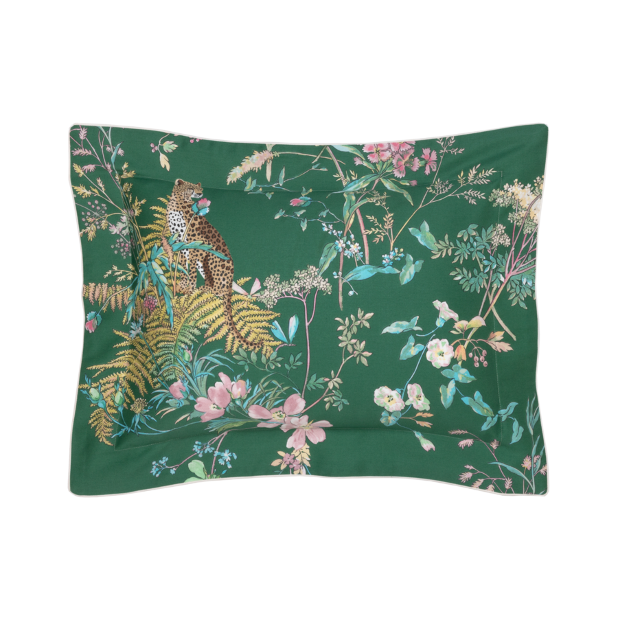 Coussin vert à imprimé floral et léopard.