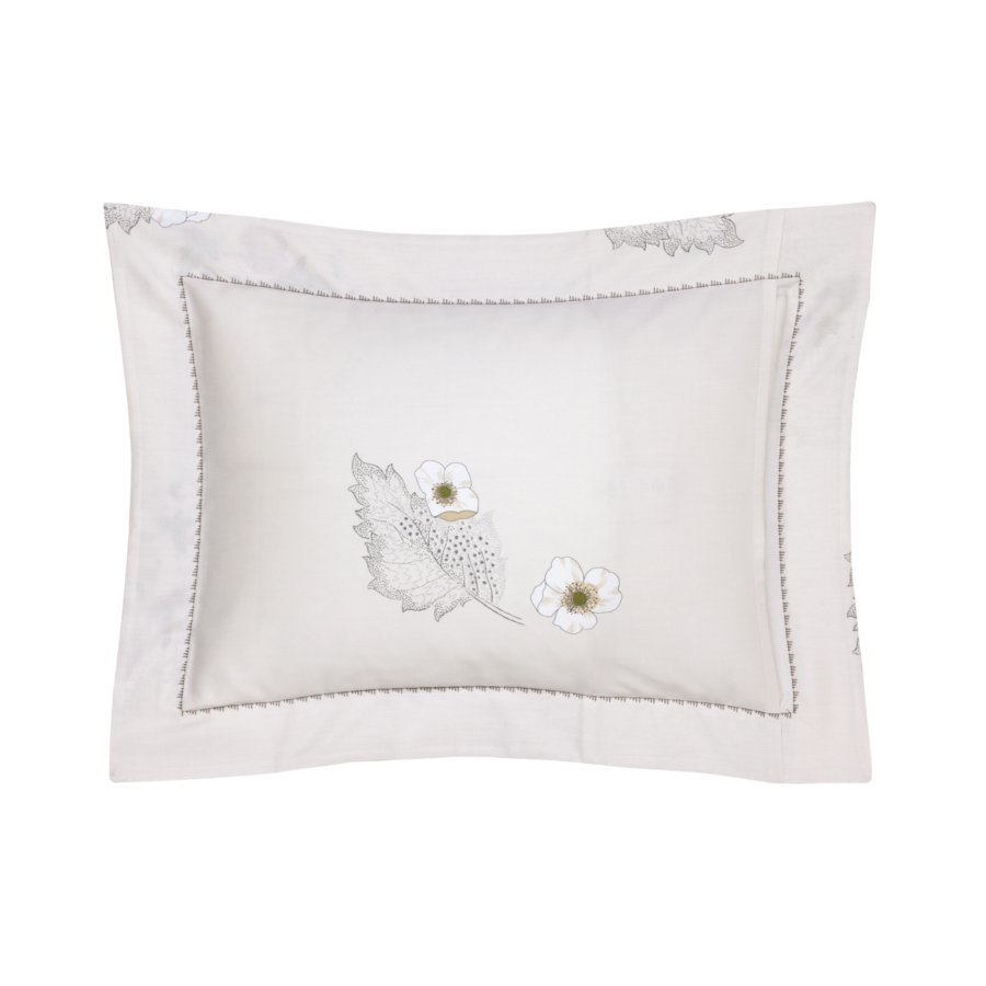 Taie d'oreiller blanc cassé à broderies florales.