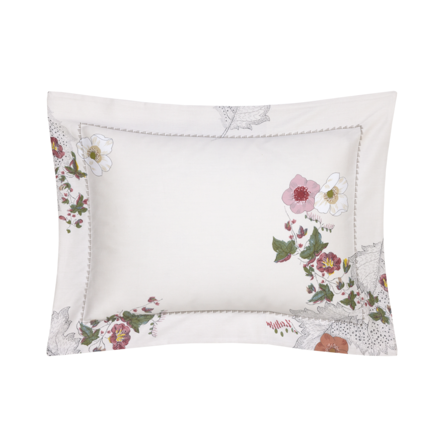 Taie d'oreiller blanche à broderies florales roses, rouges et vertes ; bordure à pois.