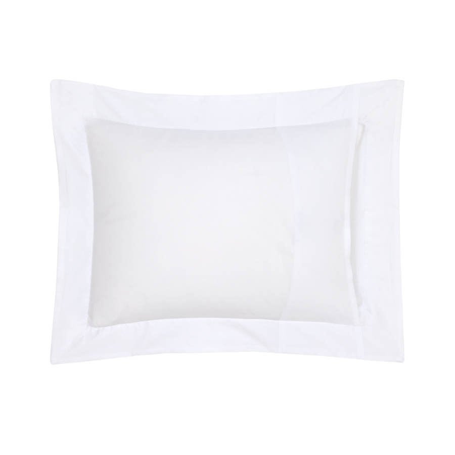 Oreiller blanc à bordure blanche.