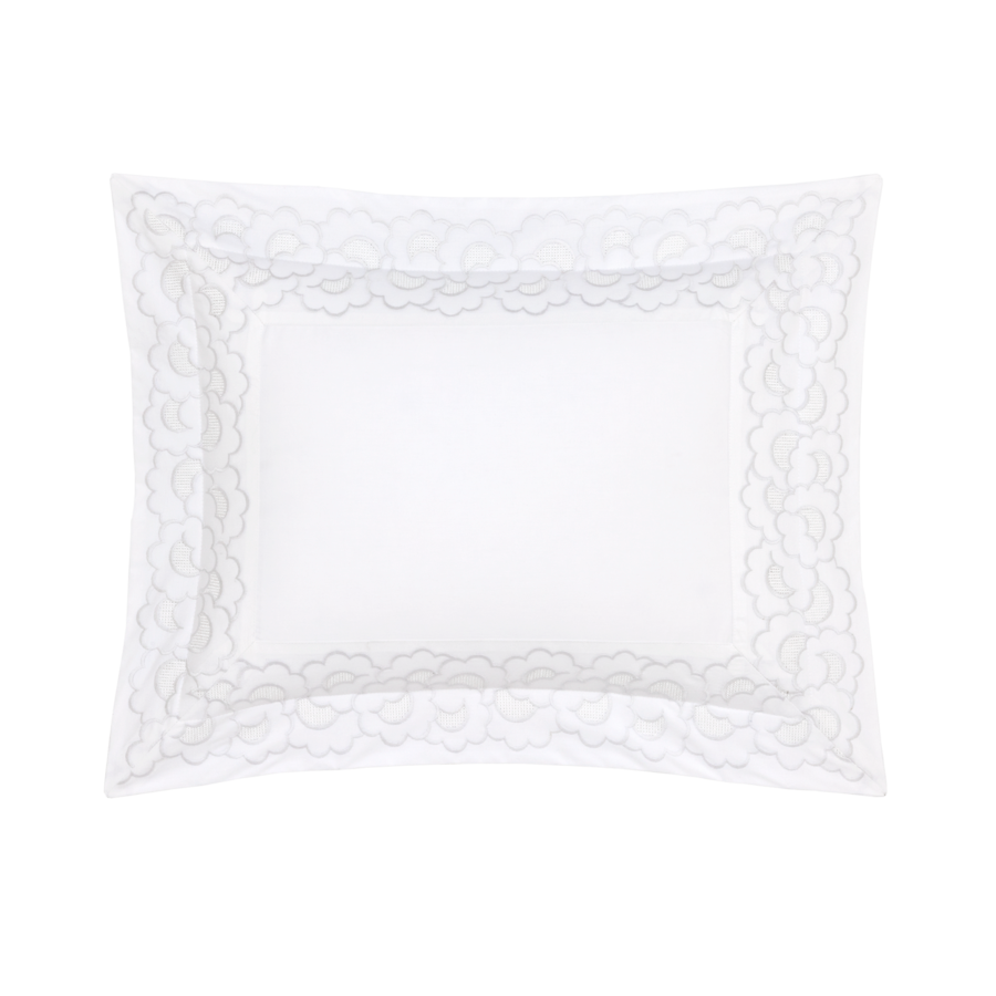 Taie d'oreiller blanche ornée de broderies florales argentées sur les bords.