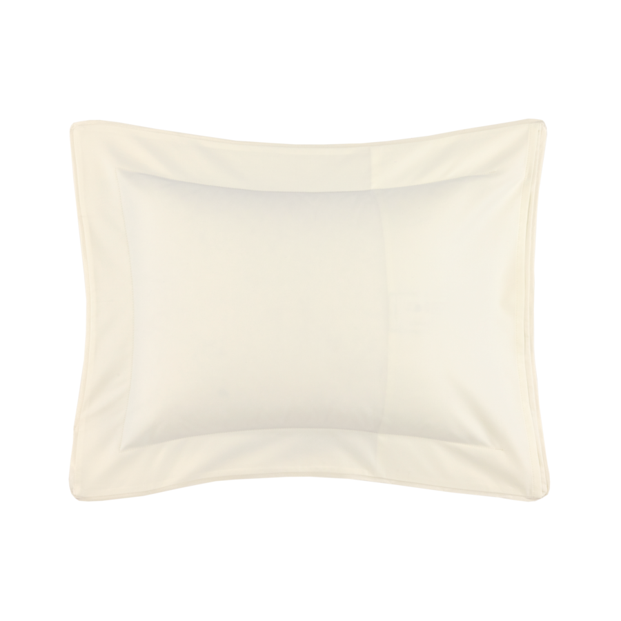 Oreiller blanc cassé à bordure, posé à plat.