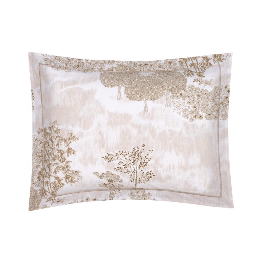 Taie d'oreiller beige et blanche à motif floral brodé.