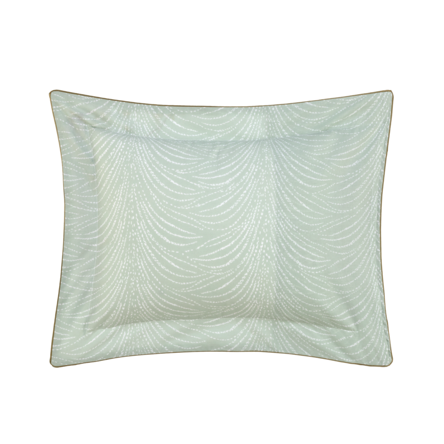 Coussin bleu clair à motifs fluides à pois blancs.