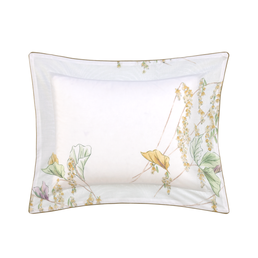 Taie d'oreiller blanche à motif floral, bordure dorée et couleurs douces.