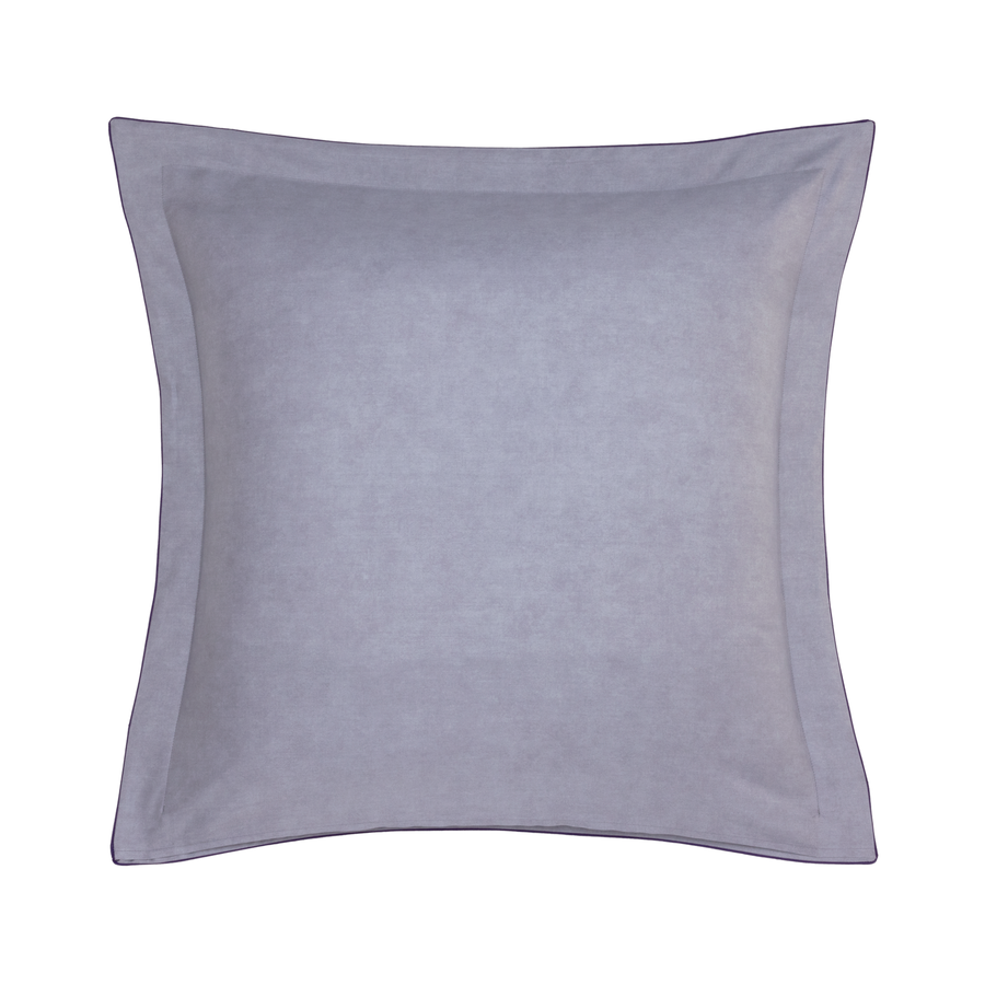 Coussin décoratif carré couleur lavande avec une bordure discrète, isolé sur fond blanc.