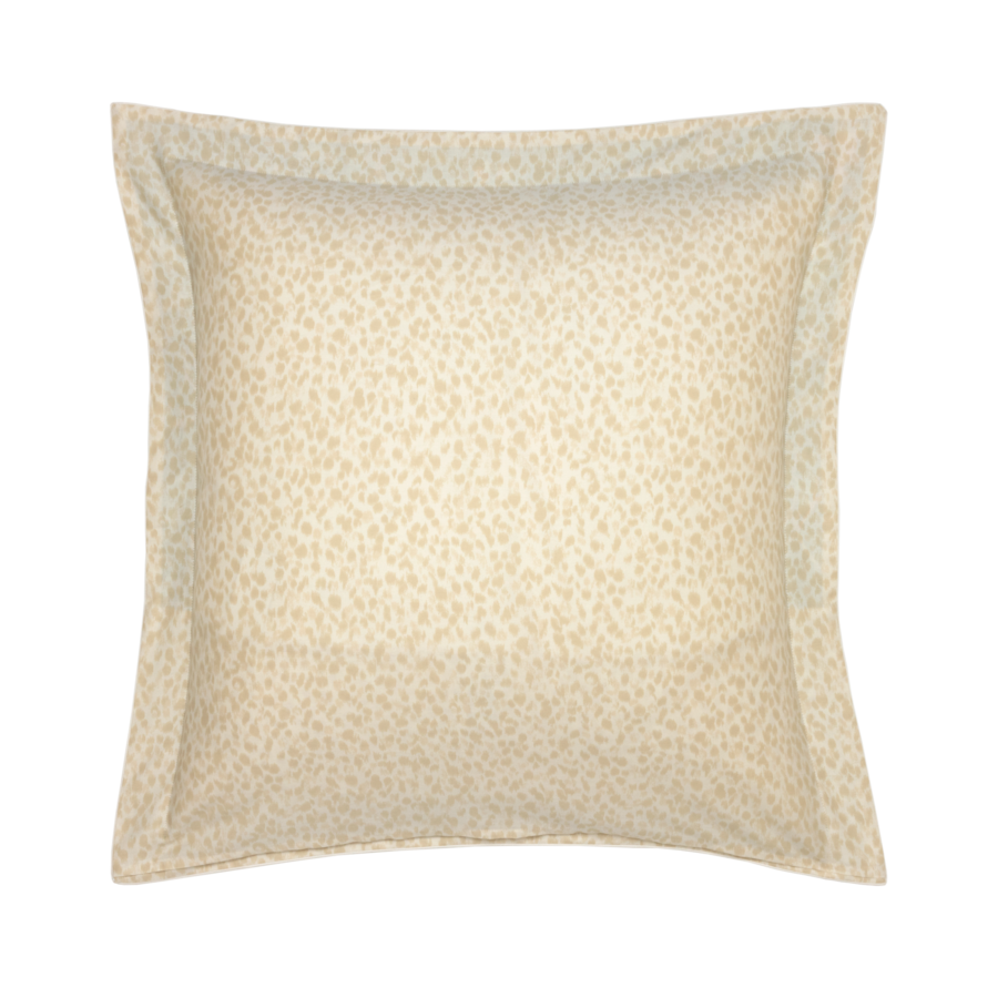 Coussin carré à motif léopard marron clair et bordure unie marron clair.