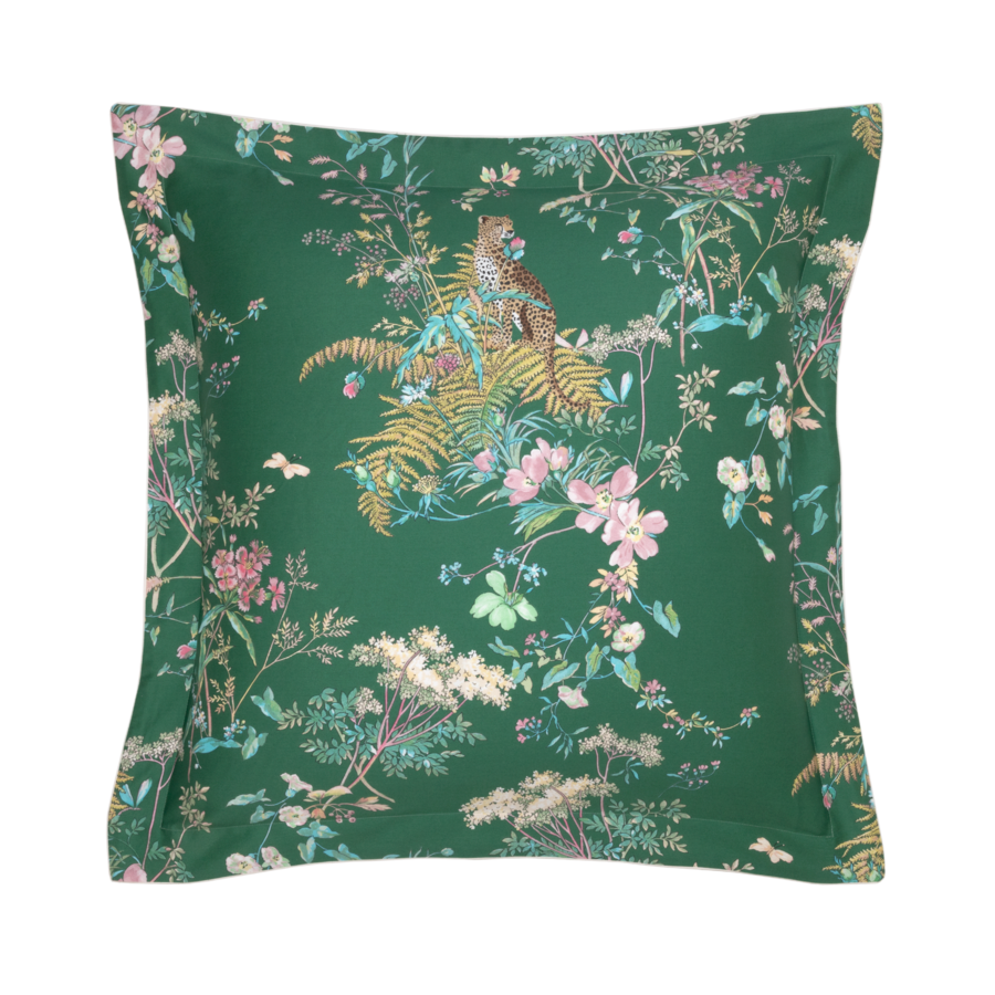 Coussin décoratif vert à motifs floraux et animaliers.