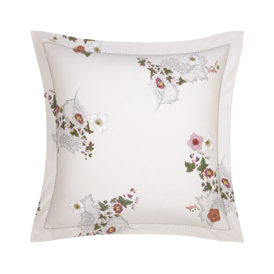 Coussin carré à motif floral sur fond crème, orné de fleurs blanches, roses et rouges.