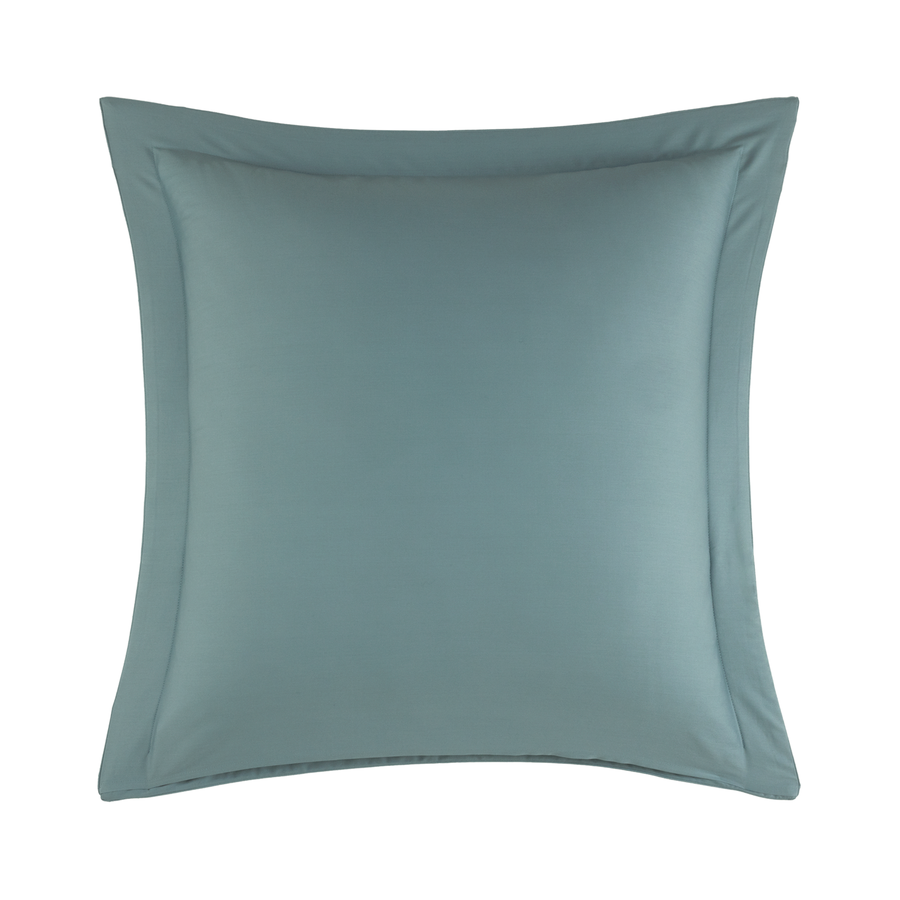 Coussin carré turquoise avec bordure cousue.