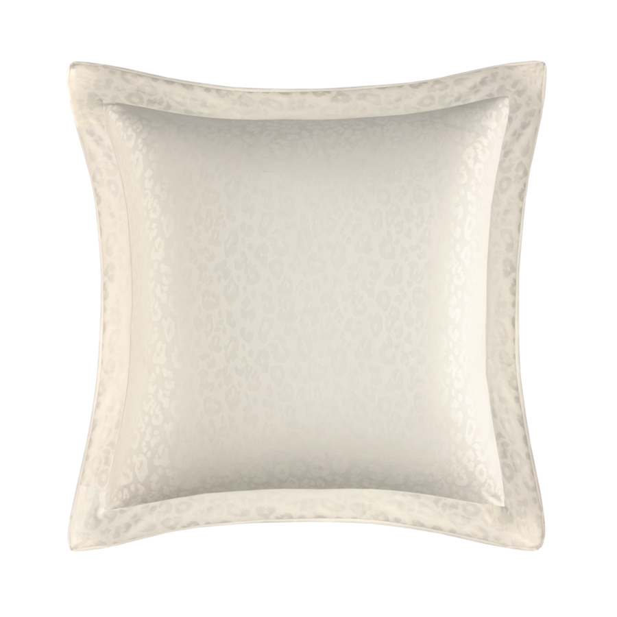 Coussin décoratif carré couleur crème avec bordure texturée.